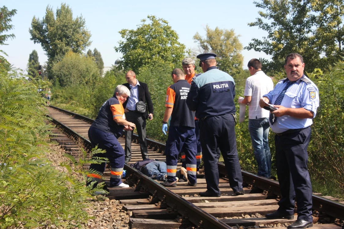 Bărbatul de 79 de ani a traversat calea ferată printr-un loc nepermis. Foto: Adevărul