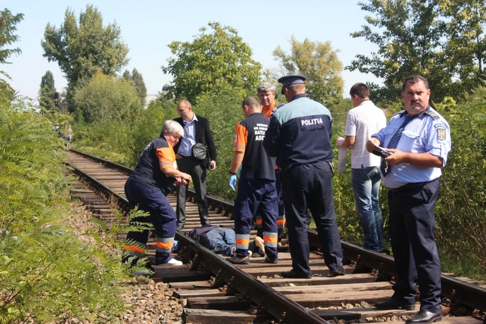 Bărbatul de 79 de ani a traversat calea ferată printr-un loc nepermis. Foto: Adevărul