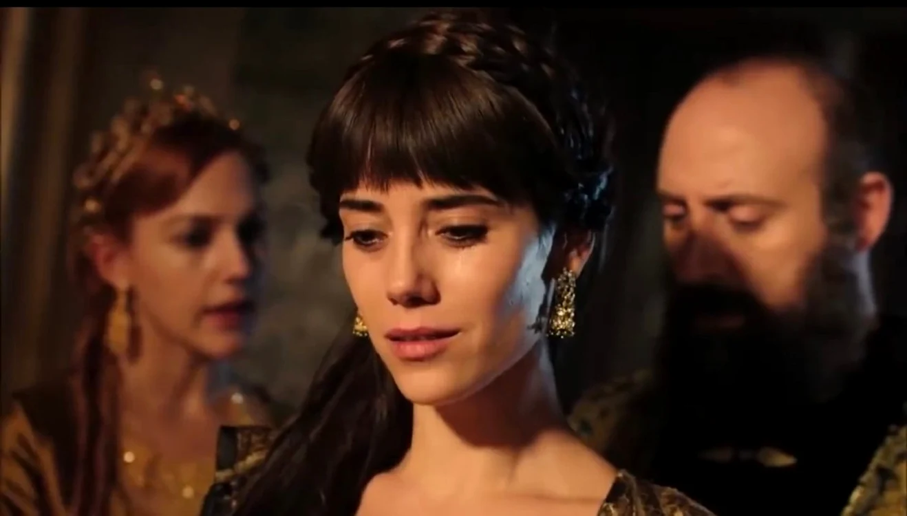 Actrița Cansu Dere, interpretând rolul lui Firuze. FOTO: Arhivă presă