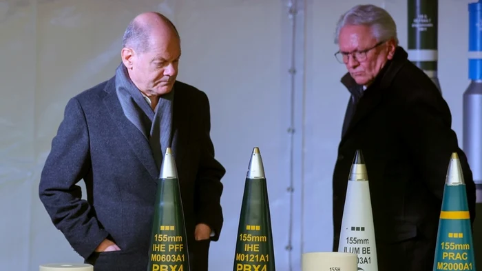 Cancelarul german Olaf Scholz și directorul general al Rheinmetall, Armin Papperger/ FOTO: EPA/EFE