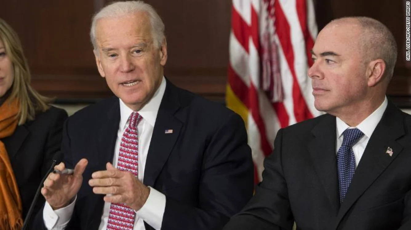 Joe Biden şi Alejandro Mayorkas FOTO Getty Images