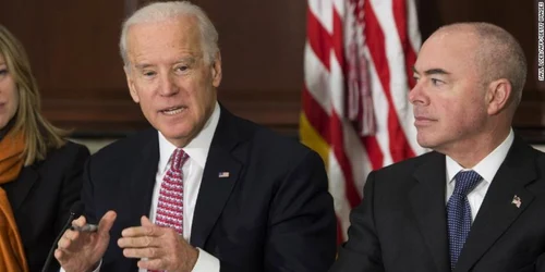 Joe Biden şi Alejandro Mayorkas FOTO Getty Images