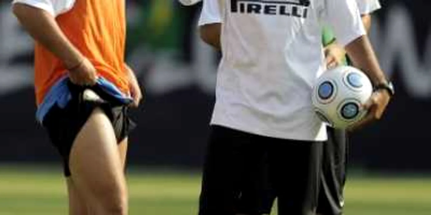 FOTBAL: Chivu, anunţat titular cu Barcelona
