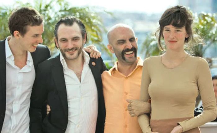 Regizorul Gaspar Noé (al doilea din dreapta), prezent la Bucureşti, pozează la Cannes în 2009 alături de actorii din filmul său   