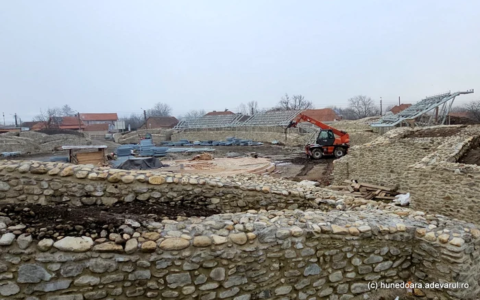 Amfiteatrul din Ulpia Traiana Sarmizegetusa. Foto: Daniel Guță. ADEVĂRUL