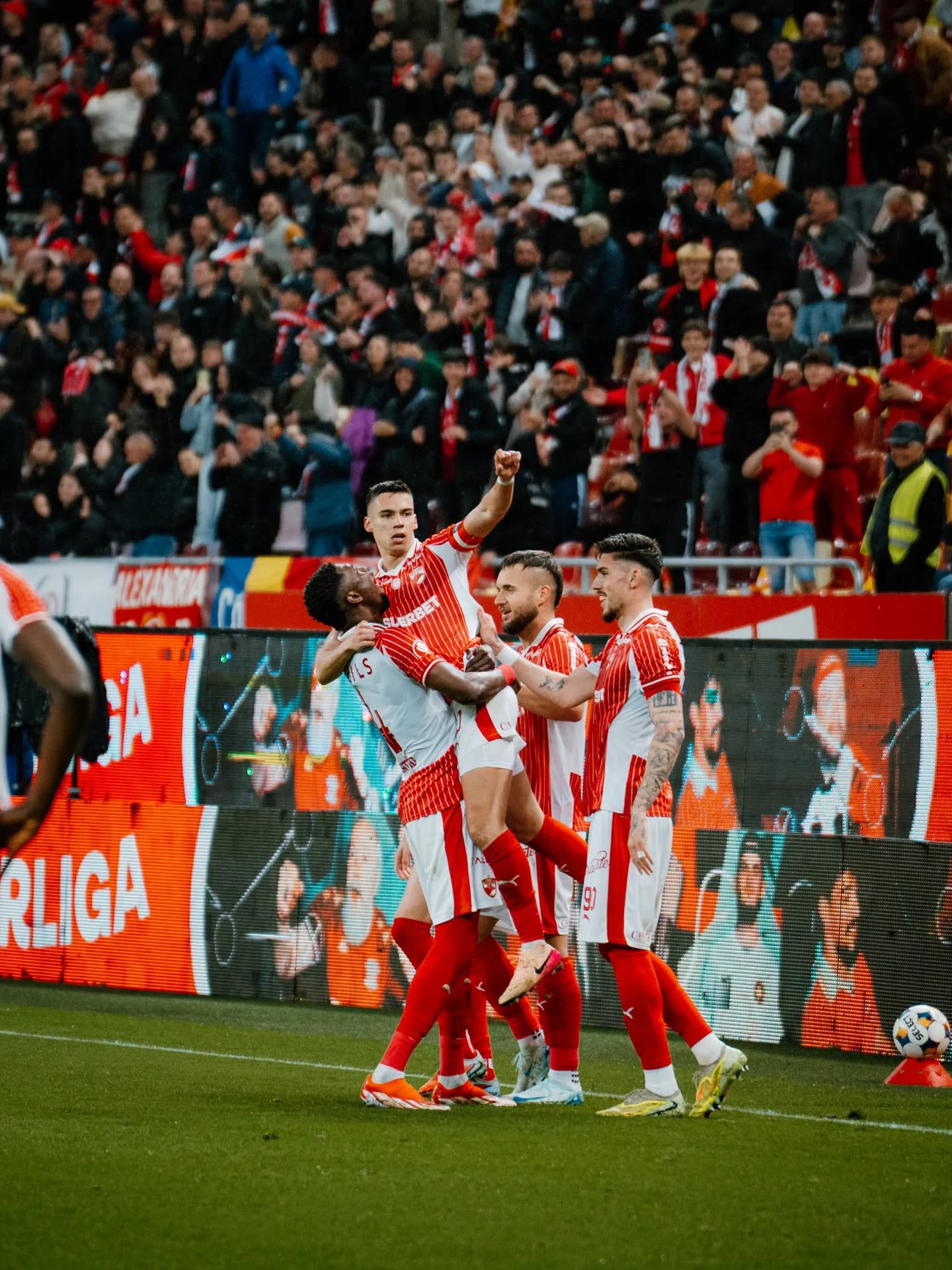 Dinamo relansează lupta la titlu. „Câinii” au pus cu botul pe labe liderul Universitatea Cluj