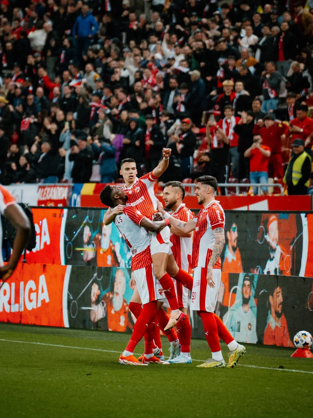 Dinamo relansează lupta la titlu. „Câinii” au pus cu botul pe labe liderul Universitatea Cluj