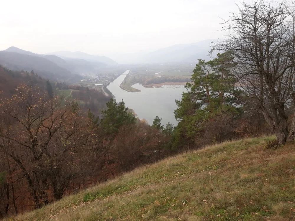 Ruinele cetății străjuie un lac de acumulare FOTO Dan Sofronia