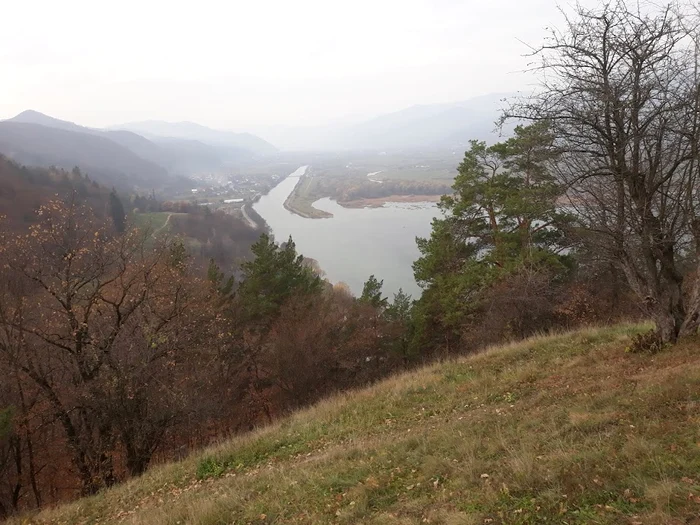 Ruinele cetății străjuie un lac de acumulare FOTO Dan Sofronia