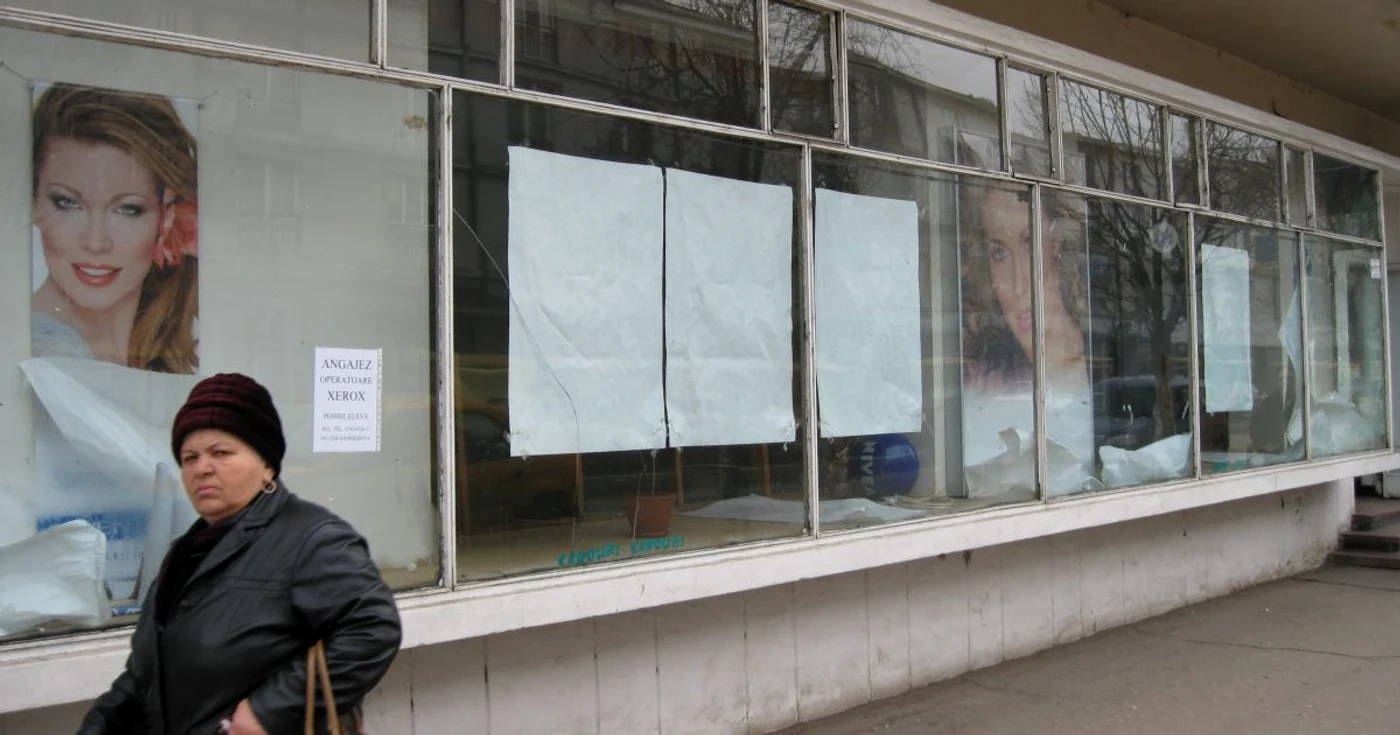 Spaţiile comerciale zac goale în aşteptarea clienţilor