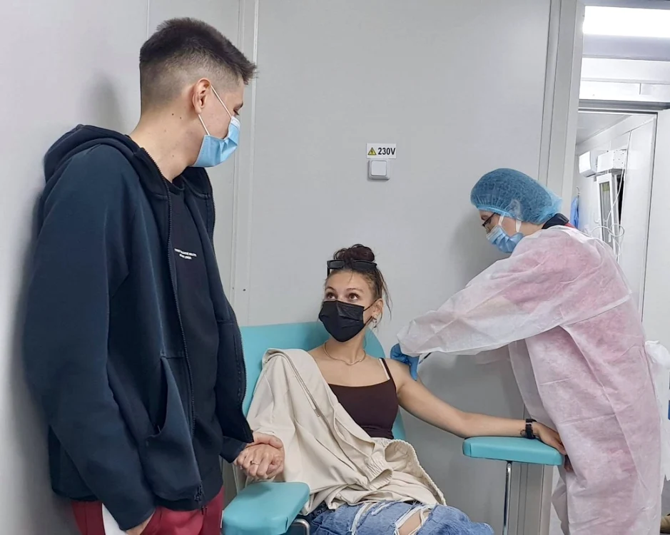 Sorin Cîmpeanu: Peste 10.000 de tineri de vârsta de 16 ani vaccinaţi Foto: Facebook Ministerul Apararii Nationale