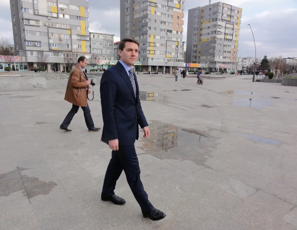 Principele Nicolae de România, la plimbare pe esplanada din centrul Slatinei... (Foto: Mugurel Manea)