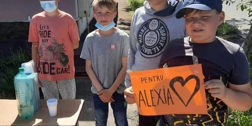 Copiii care au vandut limonada pentru o fetiţă cu cancer FOTO Facebook/Supereroii Alexiei