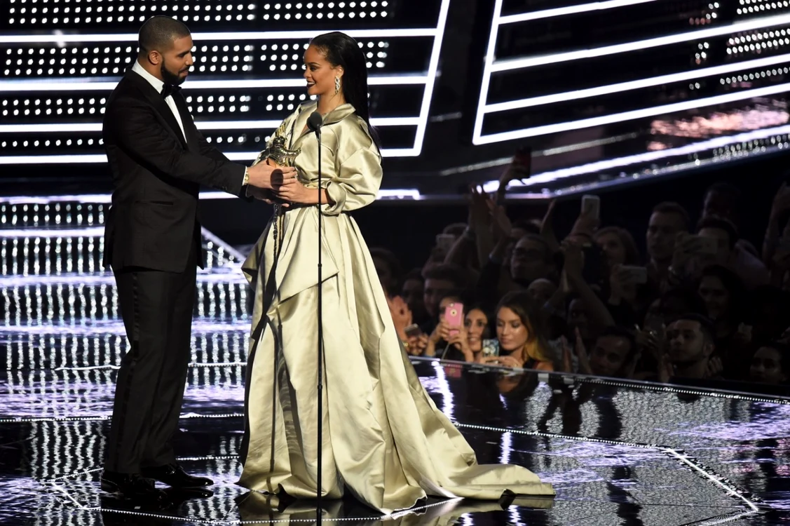 Drake i-a mărturisit Rihannei, în faţa a sute de mii de fani şi telespectatori, că o iubeşte de la 22 de ani FOTO GettyImages/Guliver