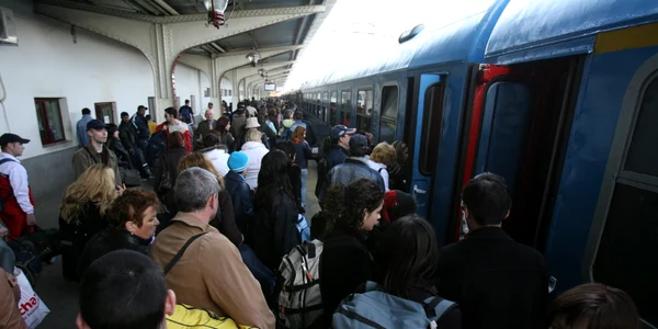 aglomeratie pe peron la tren in gara de nord tren iasi jpeg