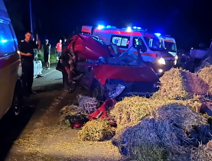 Șoferul autoturismului a intrat cu mașina într-o remorcă FOTO: martor