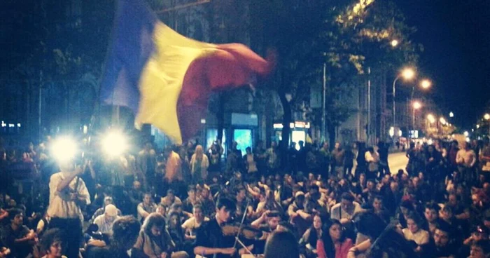 Cum s-a întâmplat şi luni, ieri, protestatarii au stat pe Bulevardul Regina Elisabeta şi au ascultat un concert ţinut de cvartetul „Roşia Montană” FOTO Alex Gavan