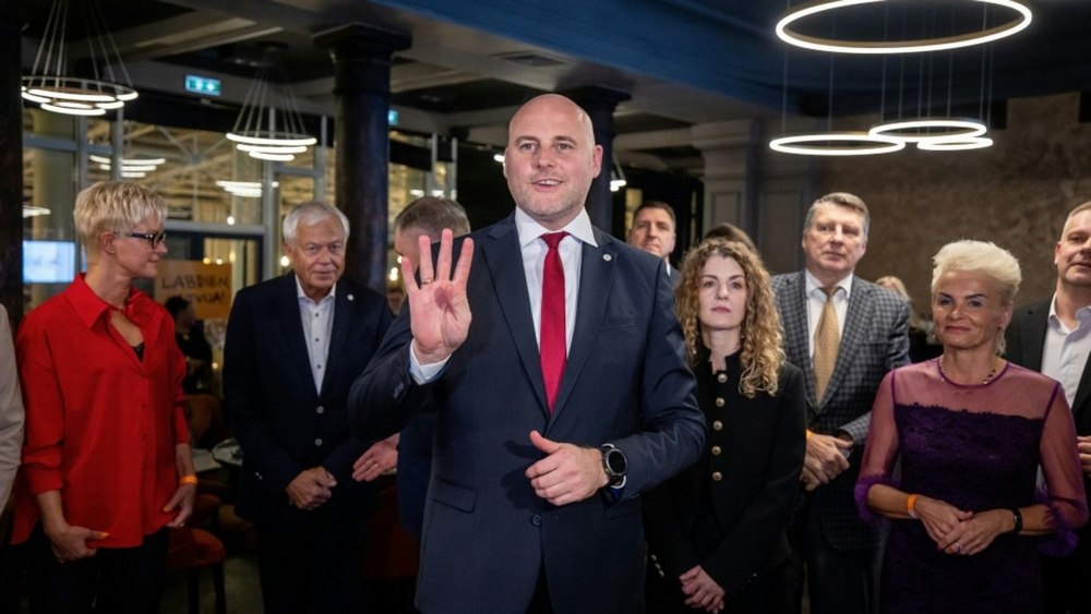 O bere în minus, o șansă în plus pentru Ucraina. Propunerea inedită a premierului Letoniei: „Noi bem mai puțin, iar ei își salvează viețile”