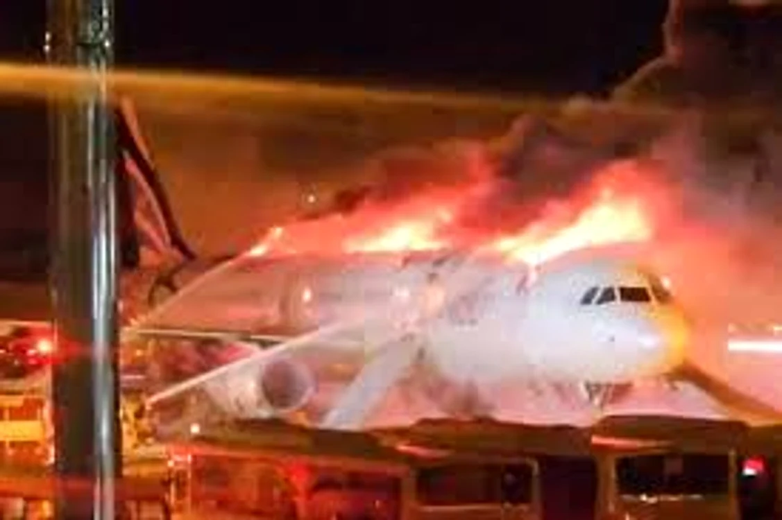 Avion care a luat foc. 