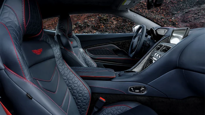 Interiorul mașinii, capitonat cu piele