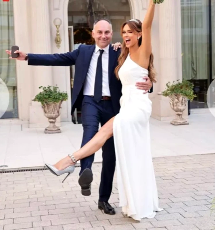 Magda Pălimariu și soțul ei, Ionuț, după semnarea actelor