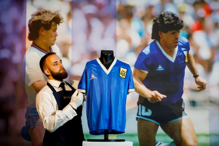 Tricoul lui Maradona a fost vândut la licitație (FOTO: Guliver/ Gettyimages)