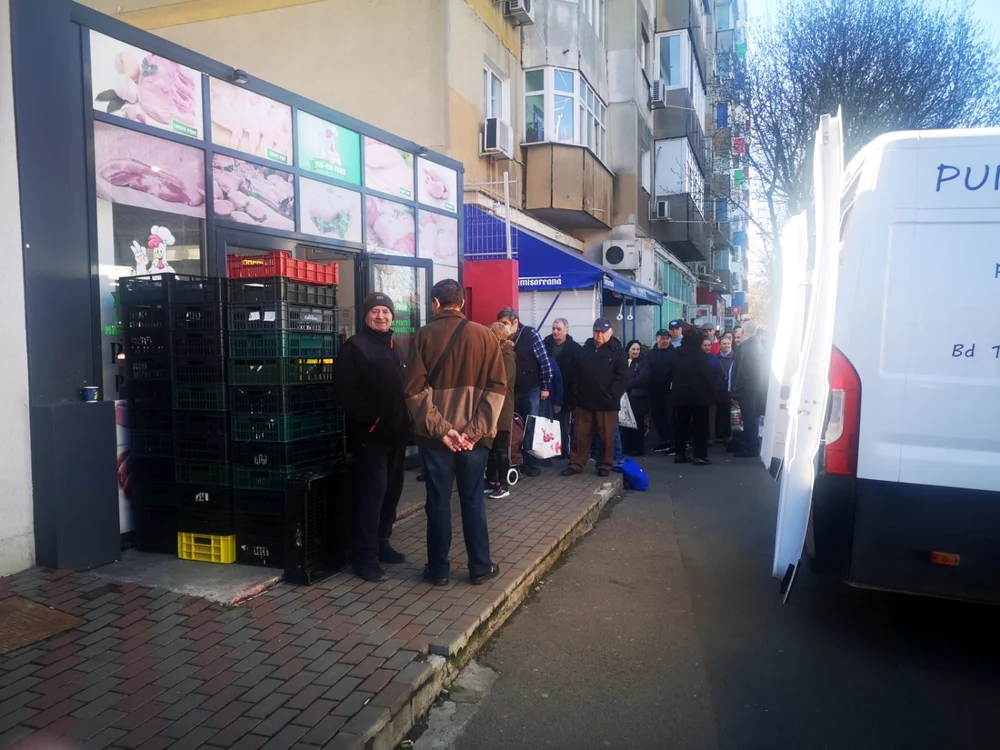 Din cauza epidemiei, oamenii formează cozi la magazine