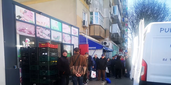 Coronavirus în Bucureşti străzi goale metrou cozi la alimente