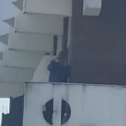pensionari surprinsi in timp ce se uitau cu binoclul la femeile de pe plaja foto captura video facebook alo, iasi png