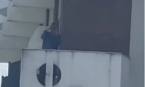 pensionari surprinsi in timp ce se uitau cu binoclul la femeile de pe plaja foto captura video facebook alo, iasi png