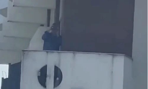 pensionari surprinsi in timp ce se uitau cu binoclul la femeile de pe plaja foto captura video facebook alo, iasi png