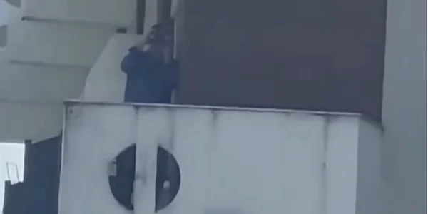 pensionari surprinsi in timp ce se uitau cu binoclul la femeile de pe plaja foto captura video facebook alo, iasi png