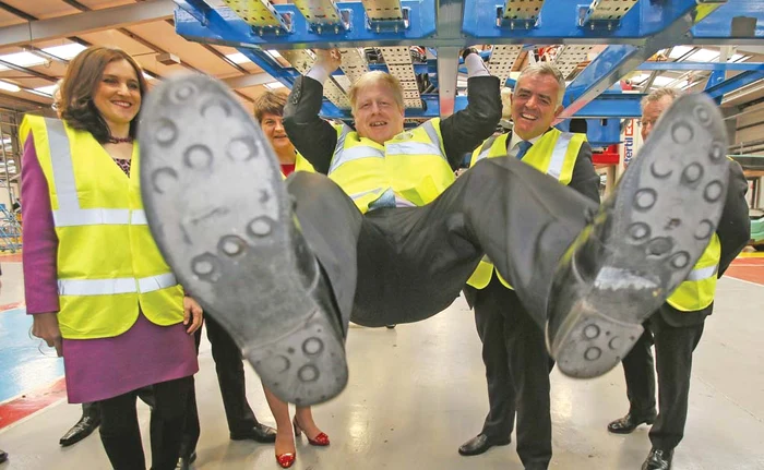 
    2016 Primarul Johnson a vizitat o fabrică de autobuze din Irlanda de Nord și... s-a dat uța  