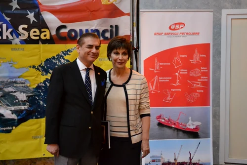 Petrecere românească pentru marinarii militari americani
