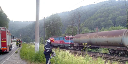 Vagonul unui tren plin cu benzniă a luat foc la azuga