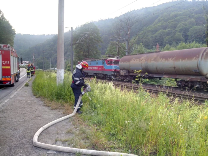 Trenul are în componenţă 22 de vagoane care transporta combustibil FOTO ISU Prahova