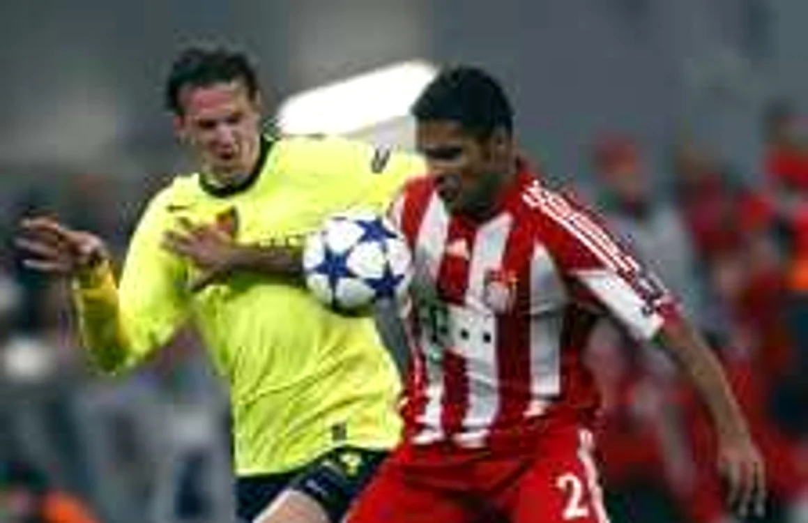 Breno (Bayern Munchen), în roşu, la meciul cu Basel * Foto: Reuters