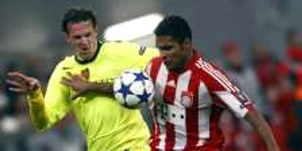 Breno (Bayern Munchen), în roşu, la meciul cu Basel * Foto: Reuters