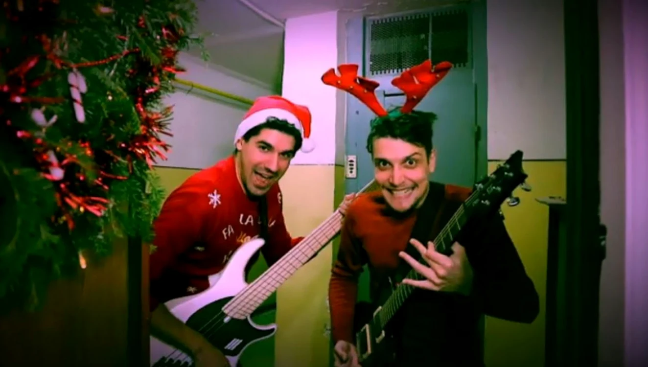 Medicul (stânga) şi programatorul, pătrunşi de spiritul Crăciunului FOTO MusicBois