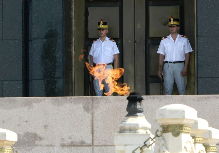 
    Mormântul Ostașului Necunoscut e amplasat în fața Mausoleului din Parcul Carol (București), ridicat în cinstea eroilor neamului  