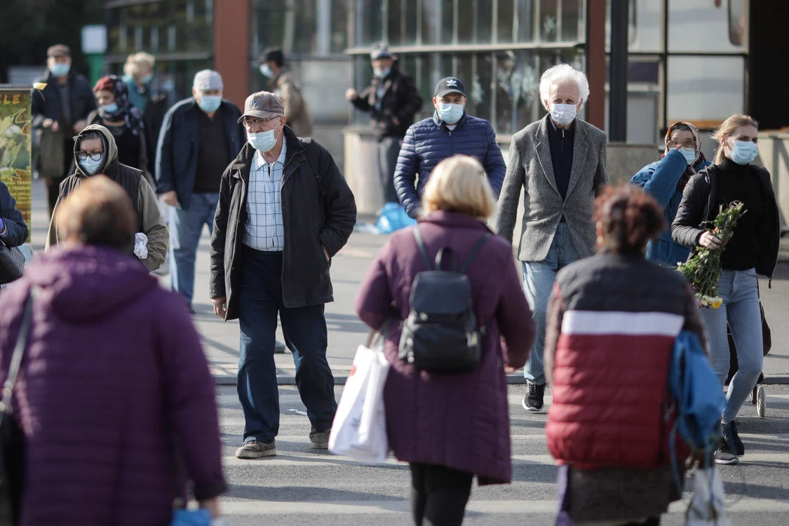 
    Mulți bolnavi de COVID, asimptomatici, circulă pe stradă fără să știe că sunt infectațiFoto: Inquam Photos  