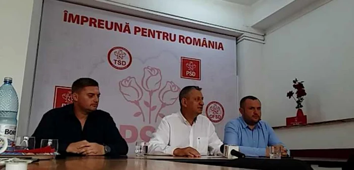 Ioan Dîrzu (centru) şi liderii consilierilor judeţeni, Daniel Zdrânc (stanga) şi locali, Bogdan Medrea (dreapta). Foto: ziarulunirea.ro