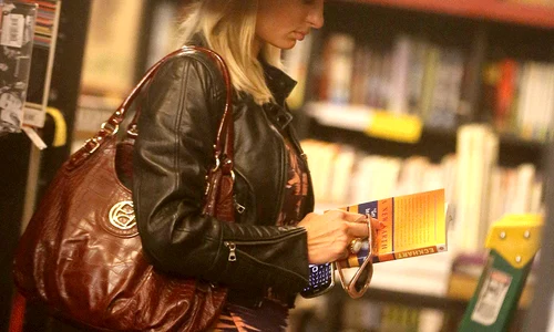 paris hilton librarie gif