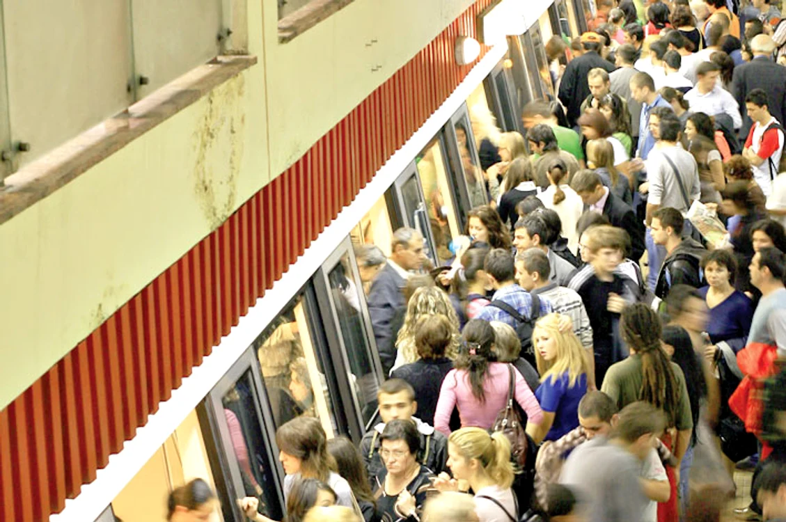 La orele de vârf e puhoi de lume  la metrou, astfel că  ventilatoarele nu  mai fac faţă
