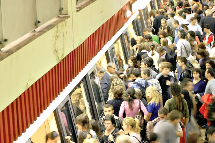 
    La orele de vârf e puhoi de lume  la metrou, astfel că  ventilatoarele nu  mai fac faţă  