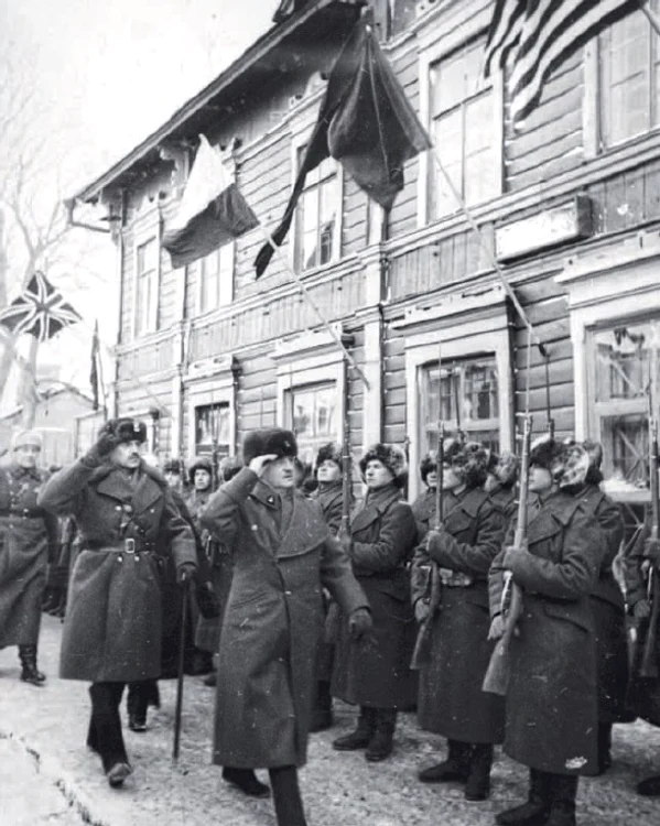Generalul Wladysław Sikorski şi generalul Władysław Anders în faţa gărzii de onoare, în decembrie 1941, în URSS