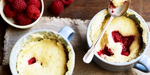 Cel mai rapid şi delicios desert! Încearcă reţeta de tort de vanilie şi fructe la cană