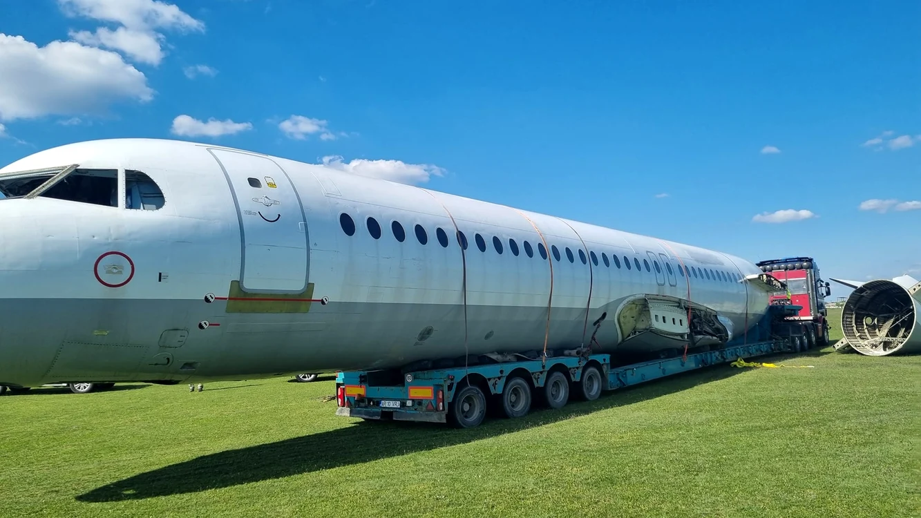 Avionul Fokker 100 a ajuns la Șiria FOTO Facebook/Valentin Bot