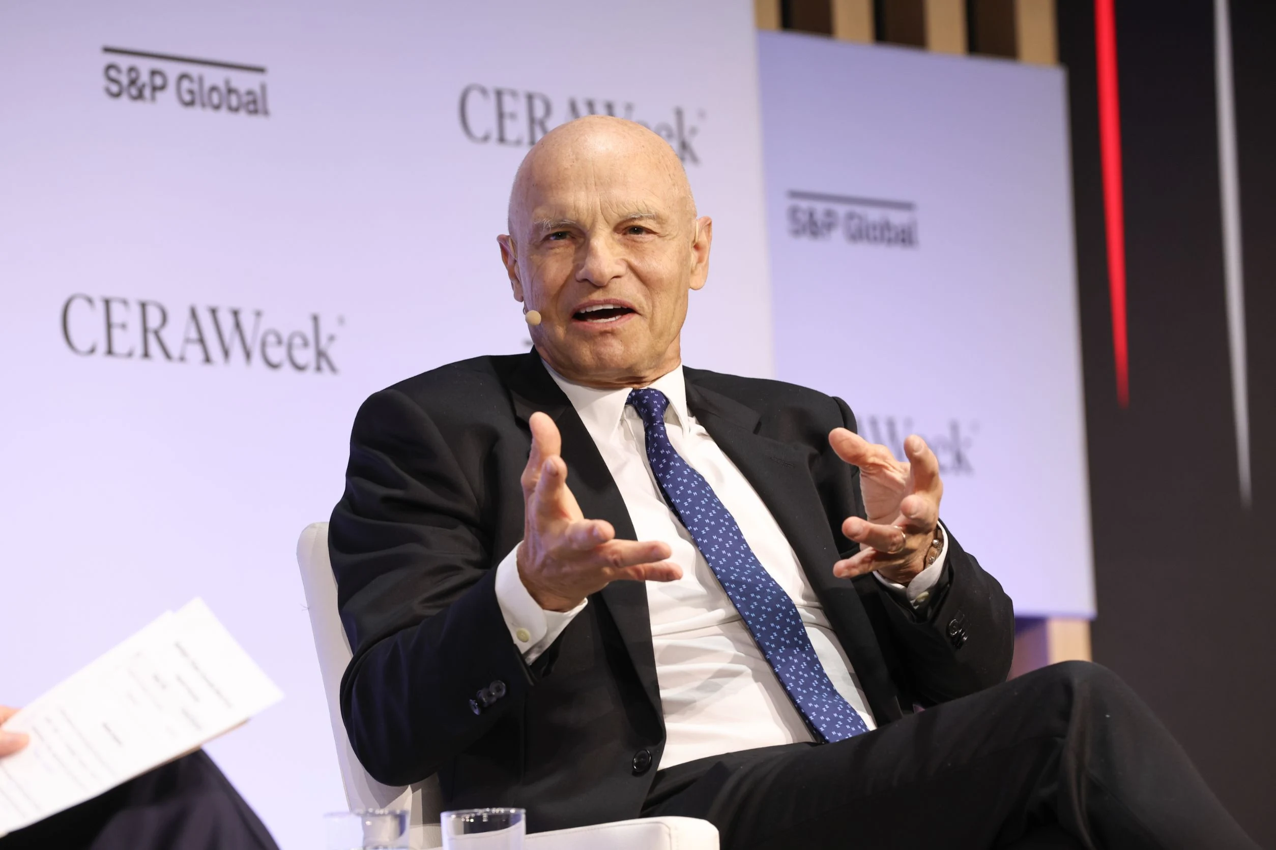 O companie elvețiană fondată cu un asociat al lui Putin cumpără activele externe ale Lukoil