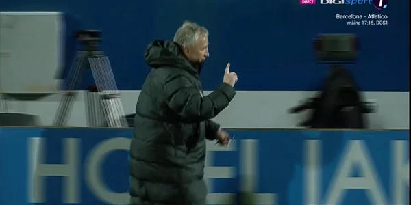 dan petrescu l a ignorat pe gica hagi la finalul partidei farul cfr 1 0 gestul fara fair play al tehnicianului 2 png